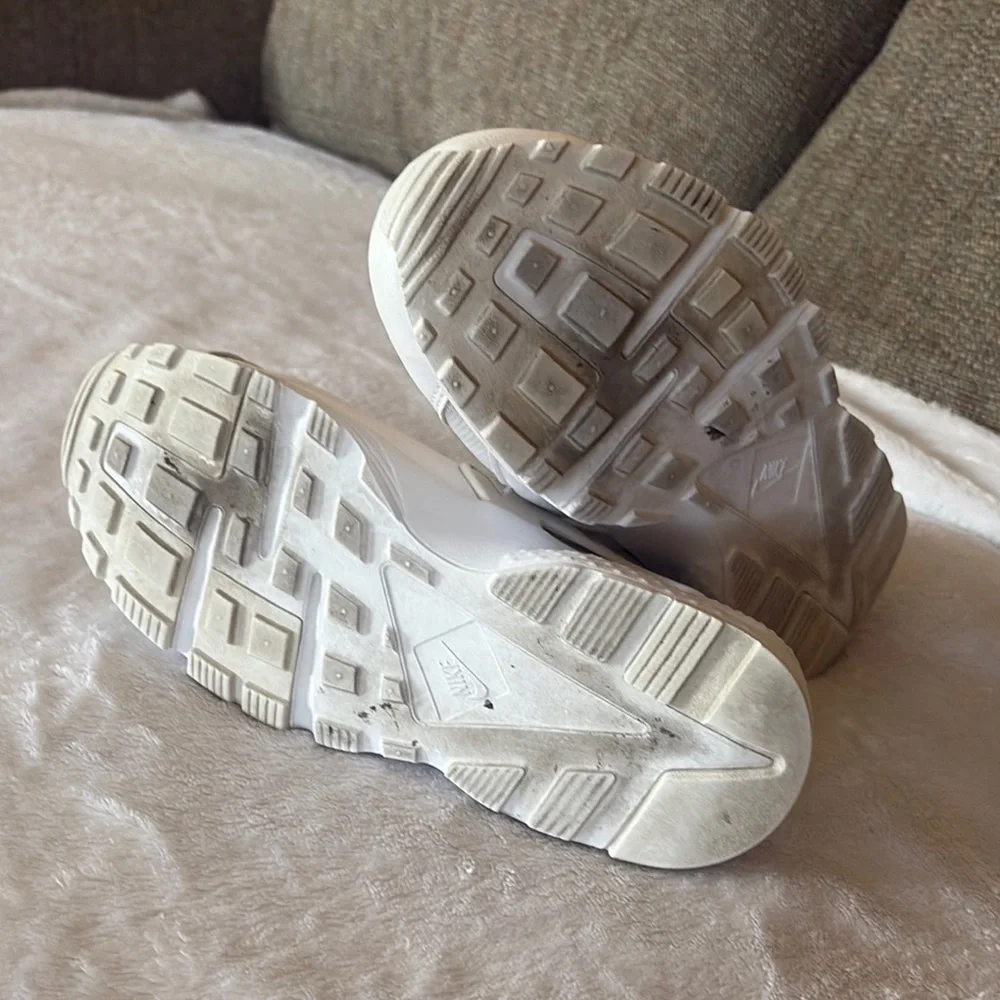 Gently Loved Nike White 2016 Huarache Sneaker **No laces or Inserts **